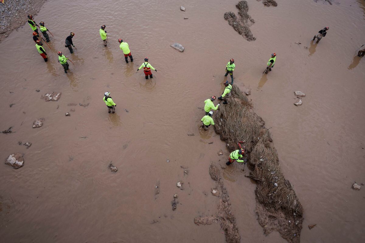 Miembros de la Unidad Militar de Emergencia UME realizan tareas de búsqueda en el barranco del Poyo, a la altura la localidad valenciana de Catarroja, este viernes. EFE/ Kai Försterling