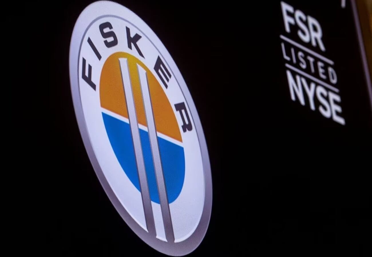 El logotipo de Fisker Inc. se muestra en una pantalla en el piso de la Bolsa de valores de Nueva York (NYSE) en la ciudad de Nueva York, EE. UU., 22 de noviembre de 2022. REUTERS/Brendan McDermid