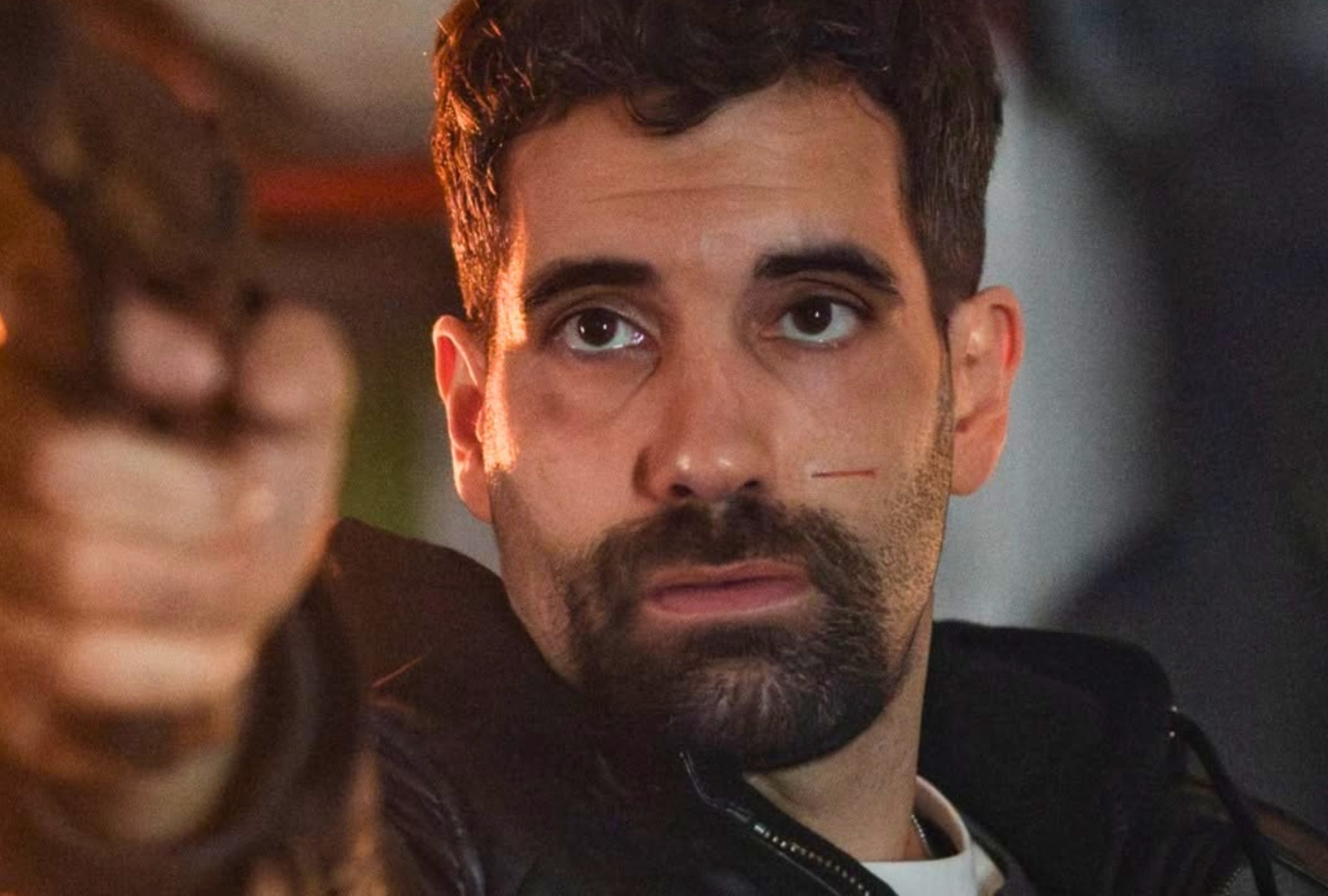 El actor Tamar Novas como Tomás en una escena de la película española de suspenso "Colisión" (Foto: Bambú Producciones / Netflix)