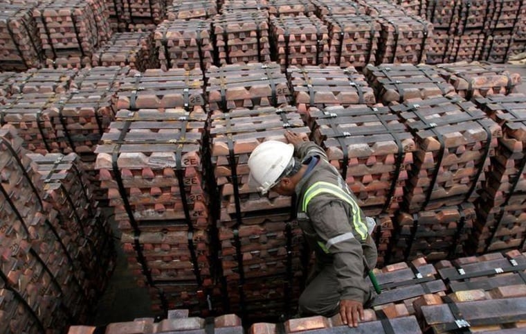 Un trabajador portuario revisa el cargamento de cobre de exportación en Valparaíso, Chile (Foto: Reuters)
