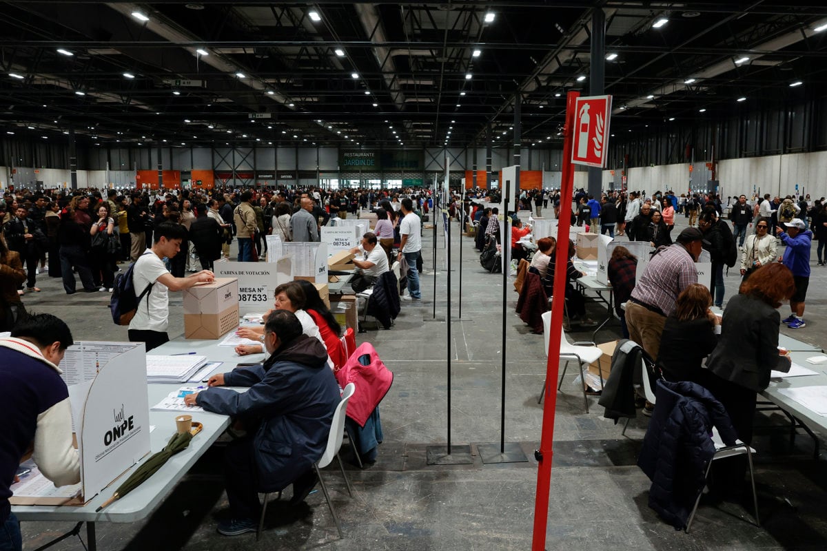 Ciudadanos peruanos residentes en España votan con motivo de las elecciones generales en Perú en urnas habilitadas hasta las 19:00 horas, en el recinto Ferial de IFEMA, en Madrid, el 12 de abril de 2026. (Zipi Aragón / EFE)
