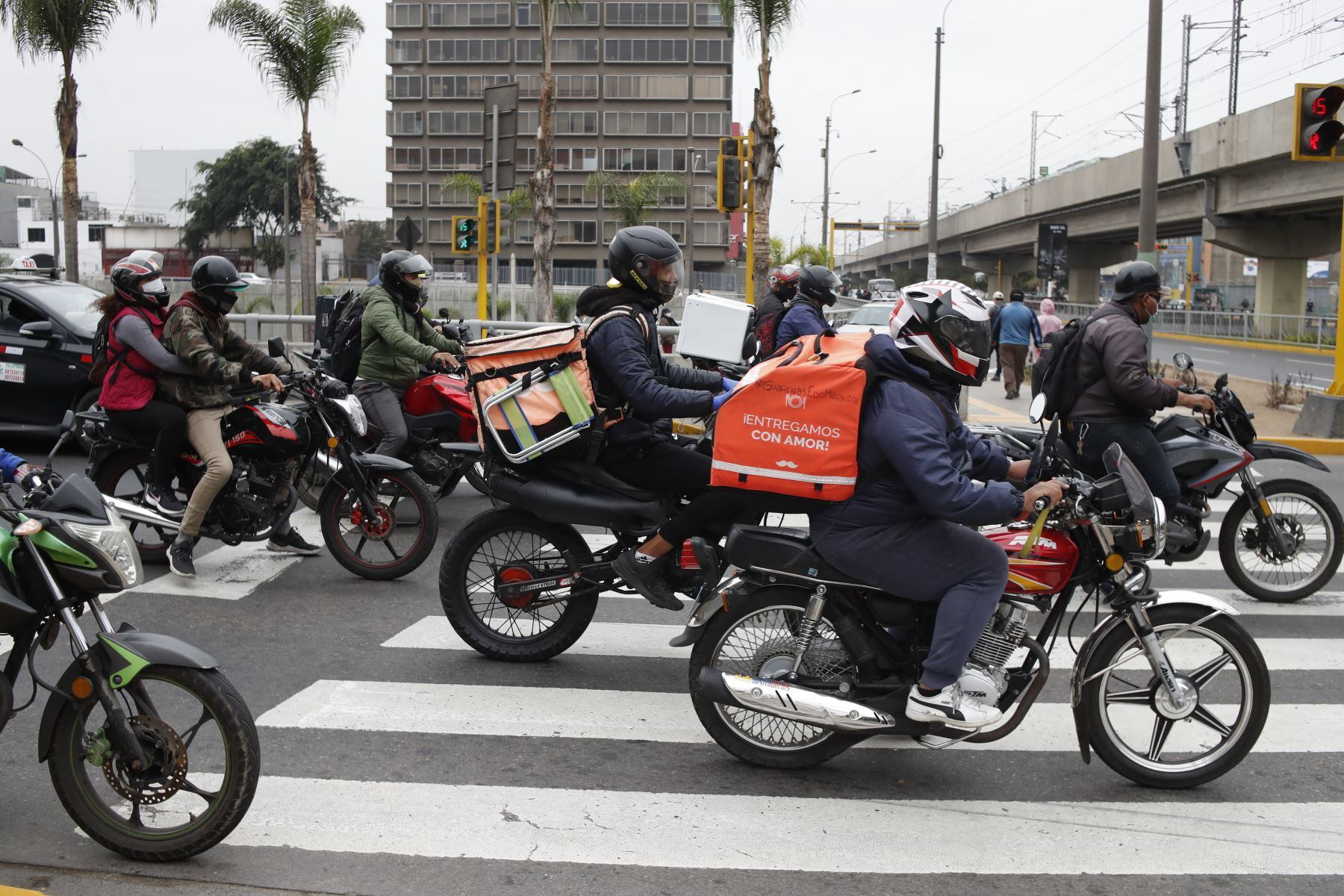 ¿Cómo se transformarían las ventas de los restaurantes sin la posibilidad de entregar pedidos por medio de los motorizados? (Foto: Andina)