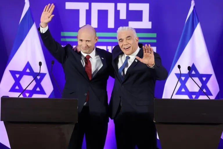 El ex primer ministro israelí Naftali Bennett (izquierda) y Yair Lapid (derecha) ofrecen una rueda de prensa conjunta en Herzliya, Israel, el 26 de abril de 2026. Foto: EFE/EPA/ABIR SULTAN.