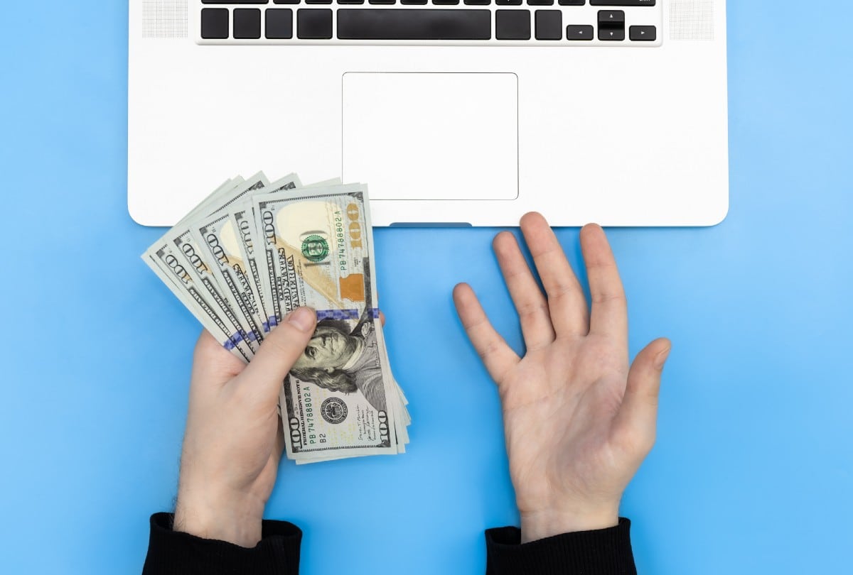 Usar métodos electrónicos desde EE.UU. permite enviar dinero a México sin pagar el cargo extra. | Crédito: Freepik