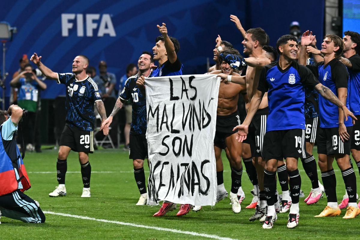 “Las Malvinas son Argentinas”: Reino Unido reacciona a pancarta en semifinal, ¿qué dirá la FIFA?