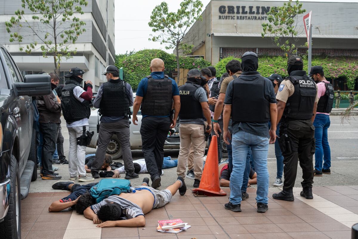 Policías detienen a presuntos delincuentes a pocas cuadras de la sede del canal de televisión TC, en Guayaquil, Ecuador, el 9 de enero de 2024. (Foto de Mauricio Torres / EFE)