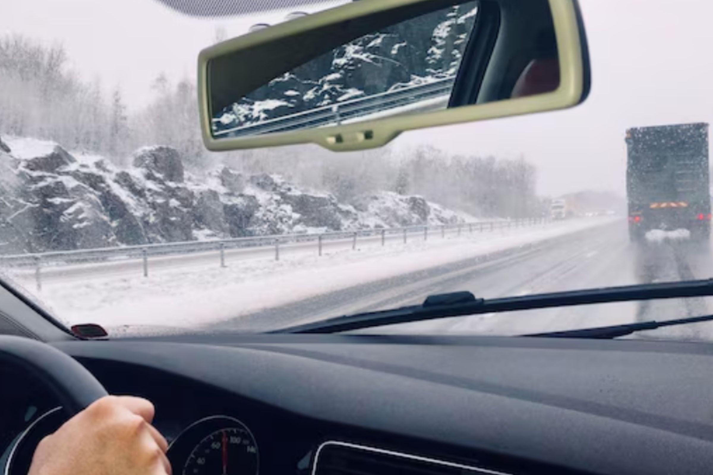 Los expertos recomiendan mantener cierta distancia de otro auto ante la presencia de hielo negro. (Crédito: Freepik / Imagen referencial)