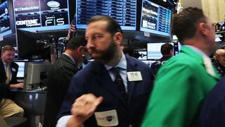 Wall Street cierra en orden disperso, debilitada por Apple