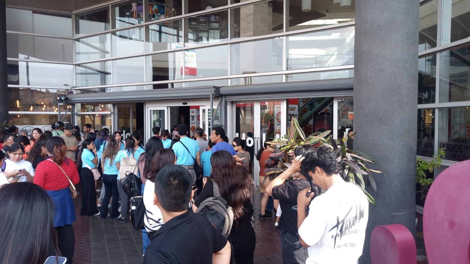 Trabajadores y visitantes del Mallplaza Bellavista fueron evacuados. Foto: Flash Callao
