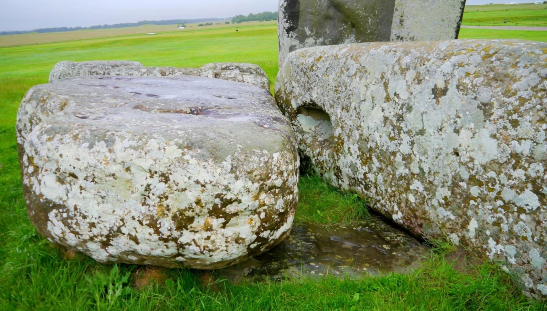 La Piedra del Altar, ubicada bajo dos enormes piedras de Stonehenge, es el foco de una investigación que revela su posible origen en el noreste de Escocia. | Crédito: Nick Pearce / Aberystwyth University.