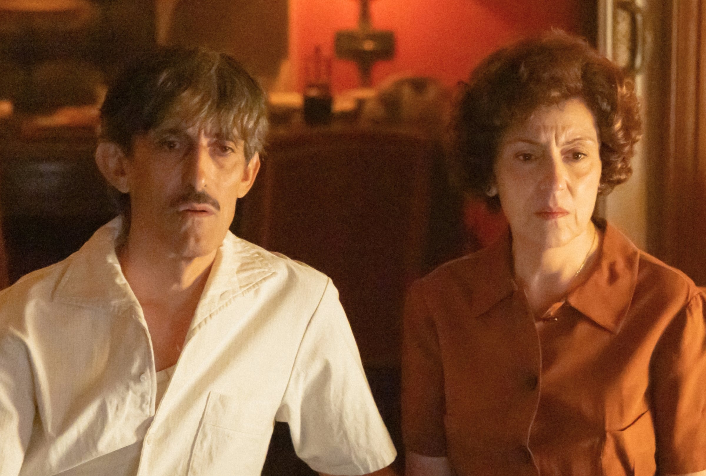 Manolo Caro como Francisco y Pepa Aniorte como Rafaela en una escena de la serie española "Aquel" (Foto: Caracol Televisión / DLO Producciones / Netflix)