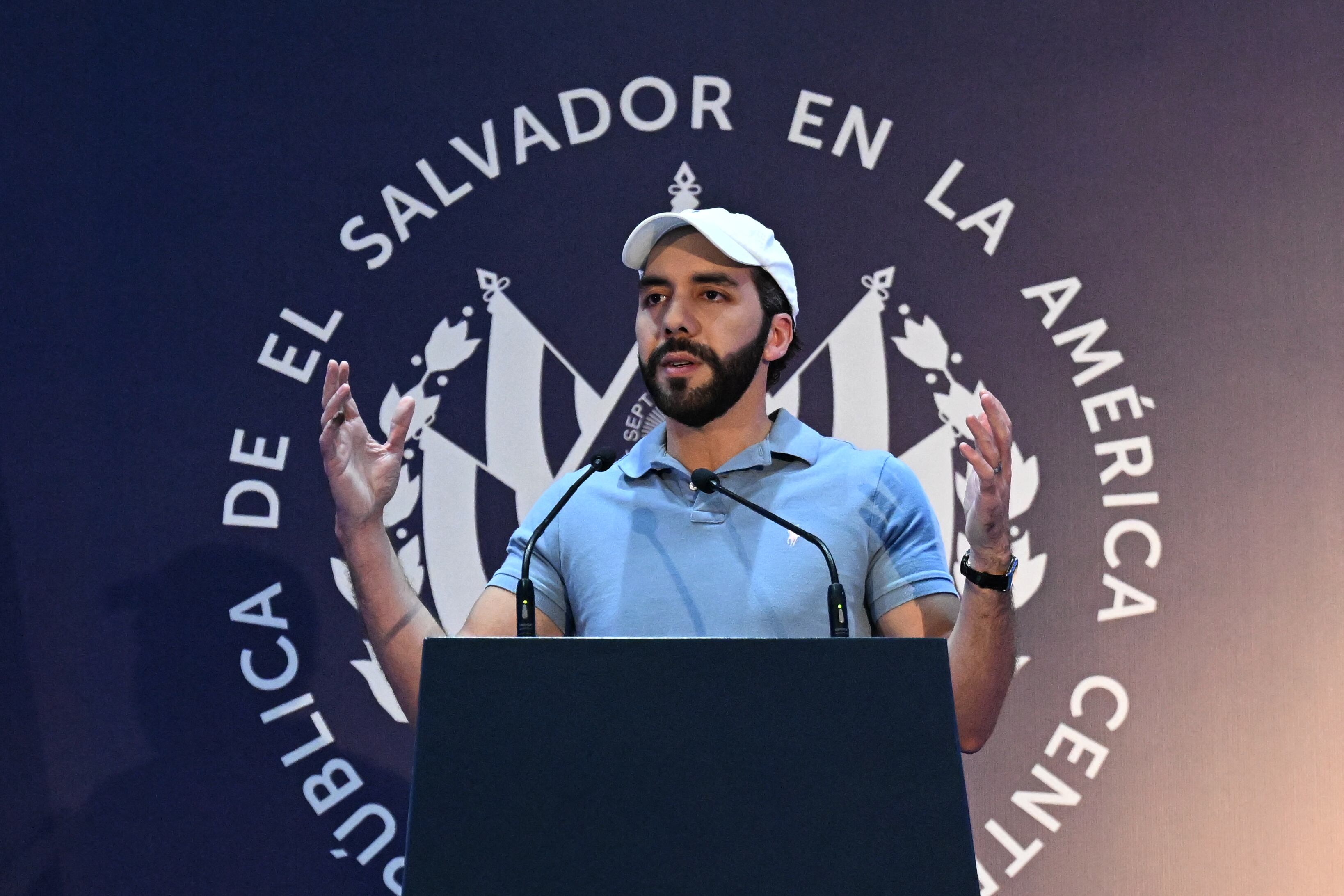 El presidente de El Salvador, Nayib Bukele, pronuncia un discurso tras emitir su voto en San Salvador el 4 de febrero de 2024. (Foto de Marvin RECINOS/AFP).