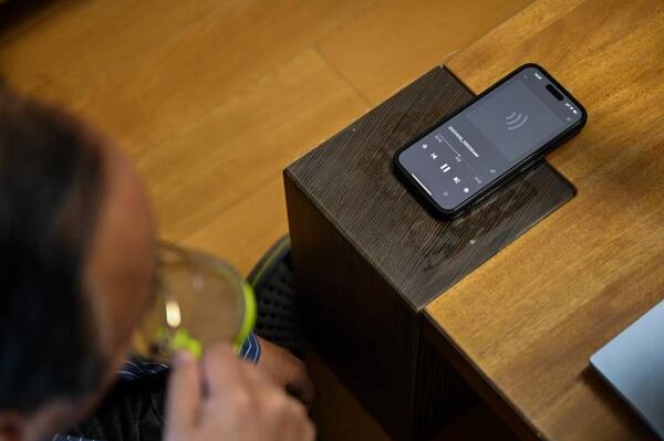 Seakoo Wu escuchando una grabación de audio generada por IA hecha con la voz de su hijo Wu Xuanmo, quien murió el año pasado a los 22 años. Foto: AFP