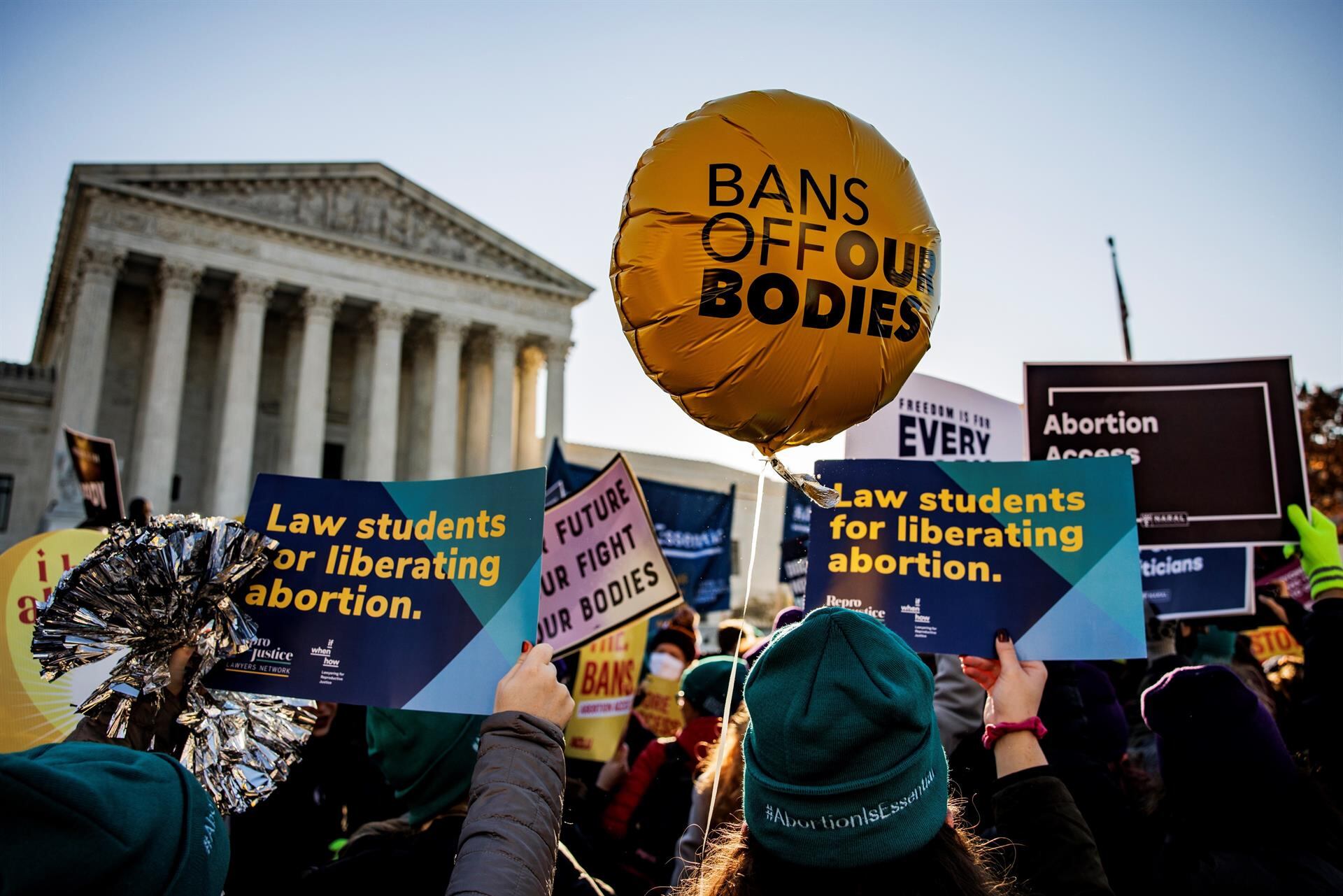 La Oficina del Secretario de Estado de Arizona certificó este lunes que Arizona for Abortion Access reunió 577.971 firmas de votantes registrados para llevar la iniciativa a las urnas, muchas más de las necesarias (383.923) para ese fin. (EFE / EPA / SAMUEL CORUM).