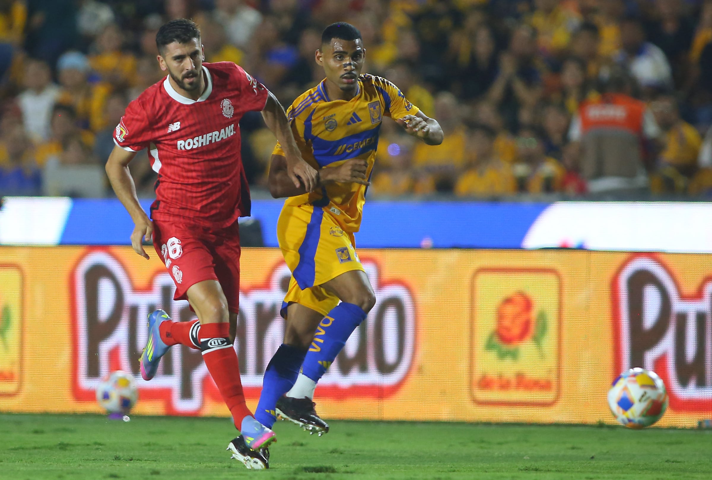 NUEVO LEÓN (MÉXICO), 09/12/2025.- Cobertura oficial de TV Azteca (Canal 7) EN VIVO GRATIS para ver el partido entre Tigres UANL y Toluca este jueves 11 de diciembre por la ida de la Gran Final de la Liguilla MX 2025. FOTO DE JULIO CÉSAR AGUILAR PARA AFP