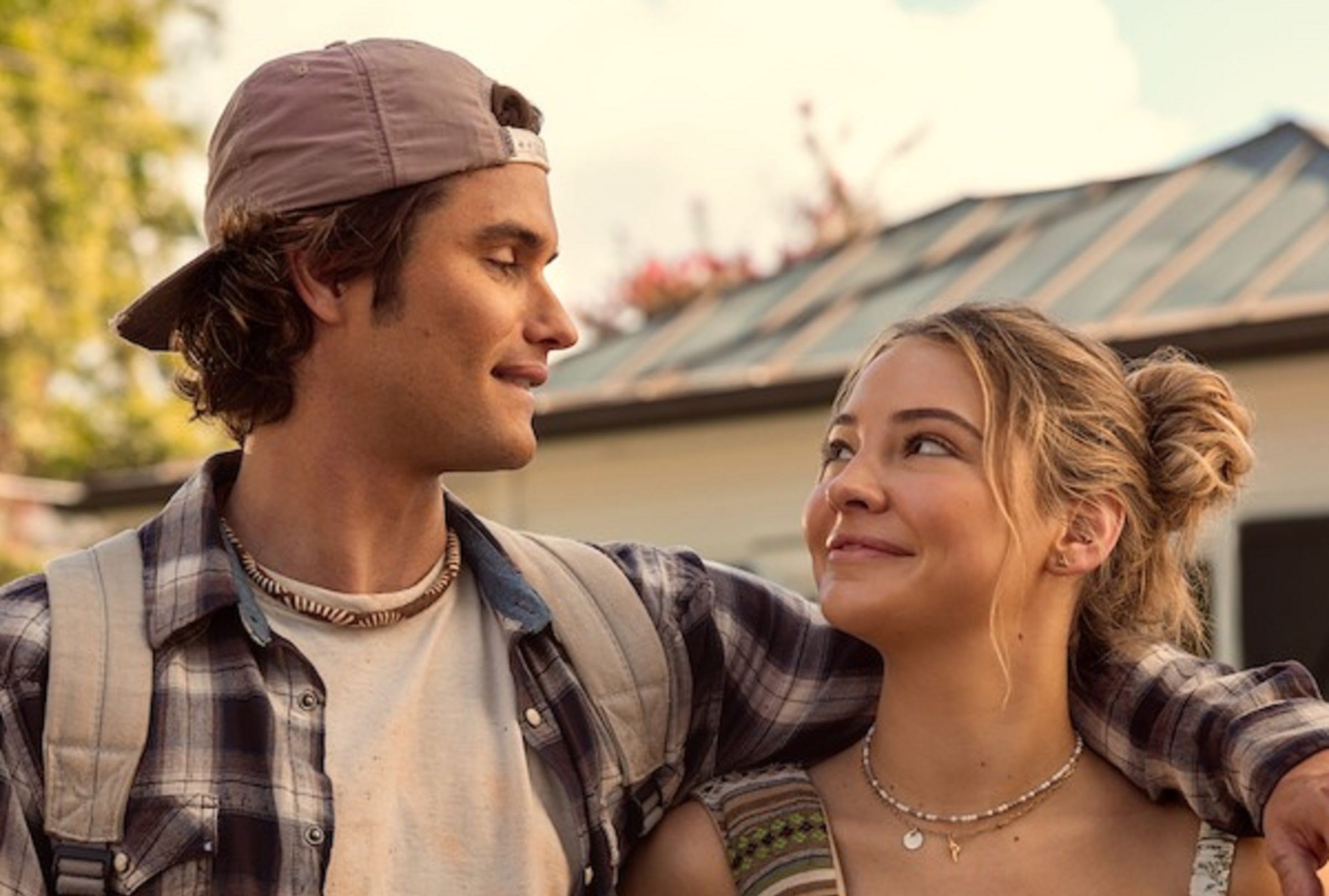John B. Routledge (Chase Stokes) y Sarah Cameron (Madelyn Cline) se casan y tienen a su bebé al final de la quinta y última temporada de "Outer Banks" (Foto: Netflix)