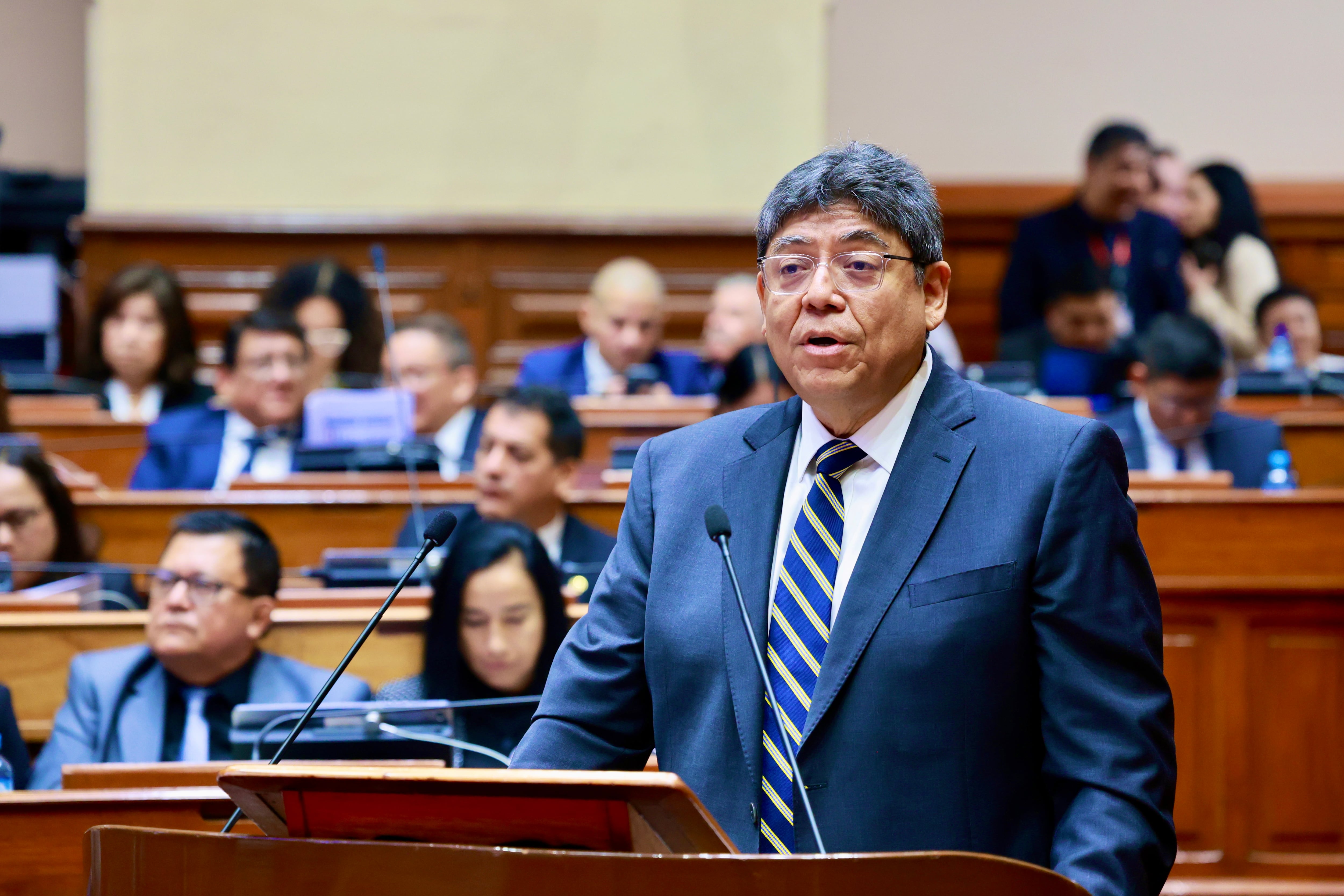 Ministro de Economía, Elmer Cuba, sustentando en el Congreso el proyecto de ley del Presupuesto Público 2027. Foto: MEF.