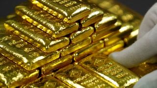 Precios del oro retroceden desde máximos de 7 años por tomas de ganancias