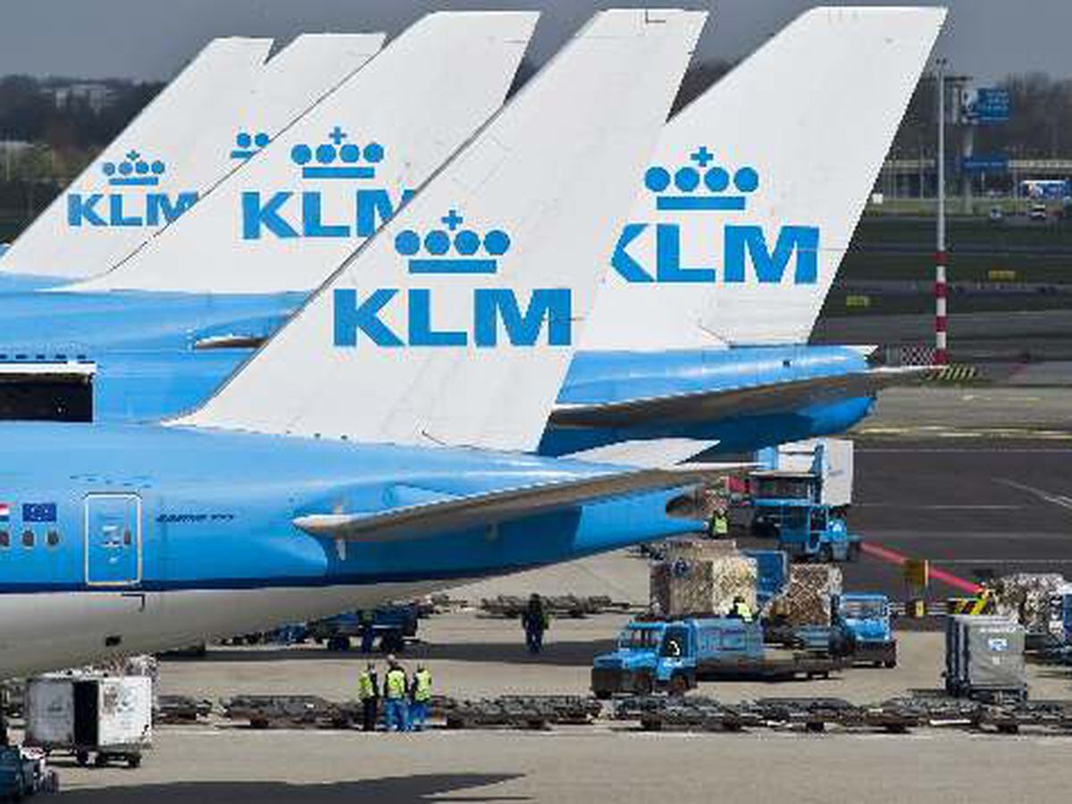 No está claro si habrá despidos de personal, pero KLM anunció que una mayor automatización y mecanización del trabajo aumentarán la productividad laboral, y subrayó que ya ha trasladado sus “medidas y objetivos” al consejo de la empresa y a los sindicatos.