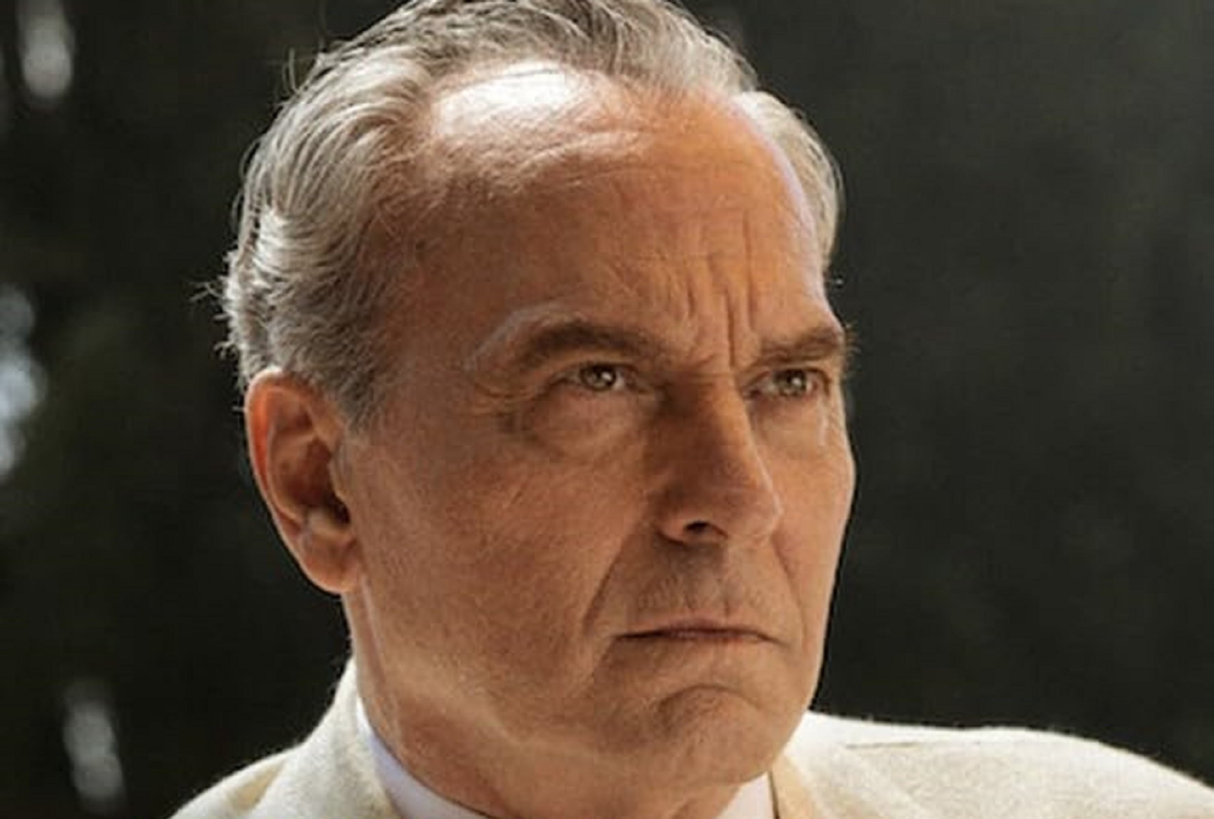 Jose Coronado como Basil en una escena de la serie española "El problema final" (Foto: Mod Producciones / Netflix)