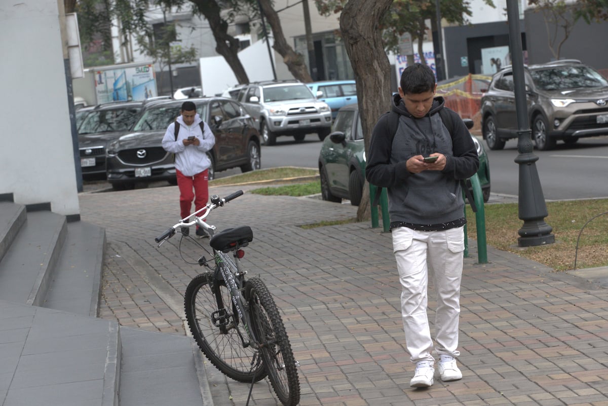 Se invoca a la población a no descargar en su celular aplicativos de préstamos, sin antes cerciorarse de los requisitos y accesos que exigen, sugiere SBS. (FOTOS: ANDRESPAREDES)