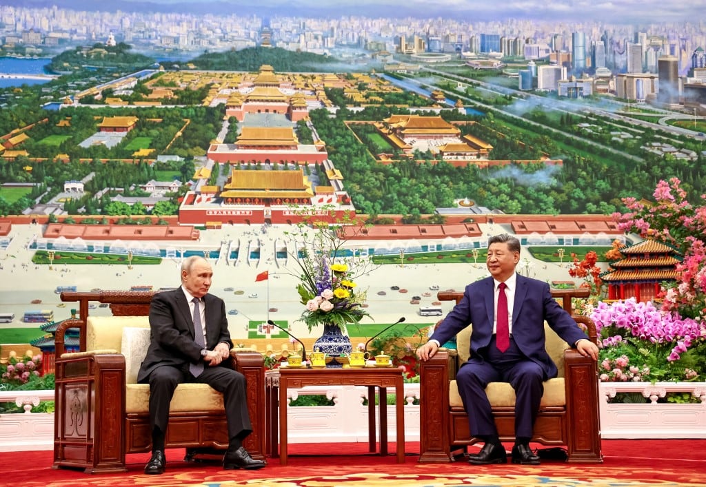 En esta fotografía compartida por la agencia estatal rusa Sputnik, el presidente ruso Vladimir Putin y el presidente chino Xi Jinping comparten una charla informal tomando el té en Pekín el 20 de mayo de 2026. (Foto de Alexander KAZAKOV / POOL / AFP)