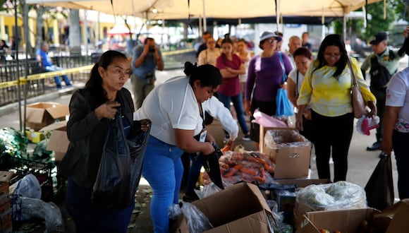 Personas esperan ser atendidas en uno de los mercados alternativos de frutas y verduras lanzados por el gobierno, el de 10 julio de 2024, en el parque "Daniel Hernández" en Santa Tecla (El Salvador). Foto: EFE/Rodrigo Sura