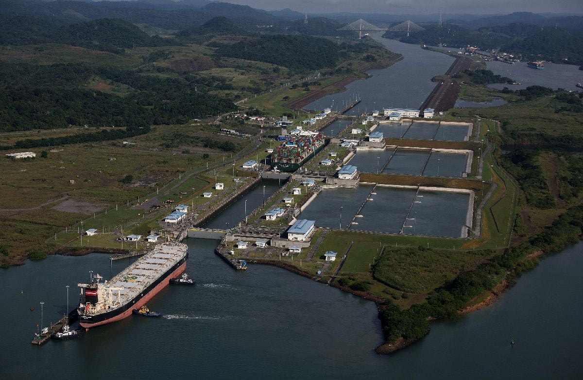 Un buque portacontenedores atraviesa las esclusas de Miraflores durante su tránsito por el Canal de Panamá.