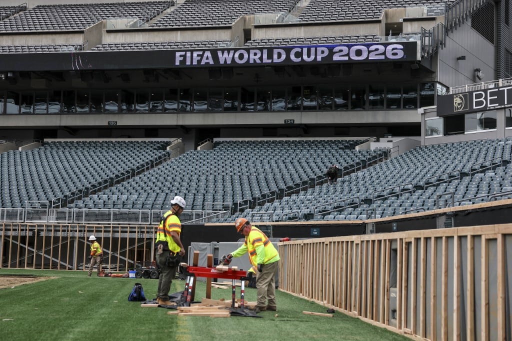 Trabajadores preparan el terreno de juego en el Lincoln Financial Field, uno de los estadios que albergarán la Copa Mundial de la FIFA 2026 en Filadelfia, el 28 de abril de 2026. Foto: ANGELA WEISS / AFP