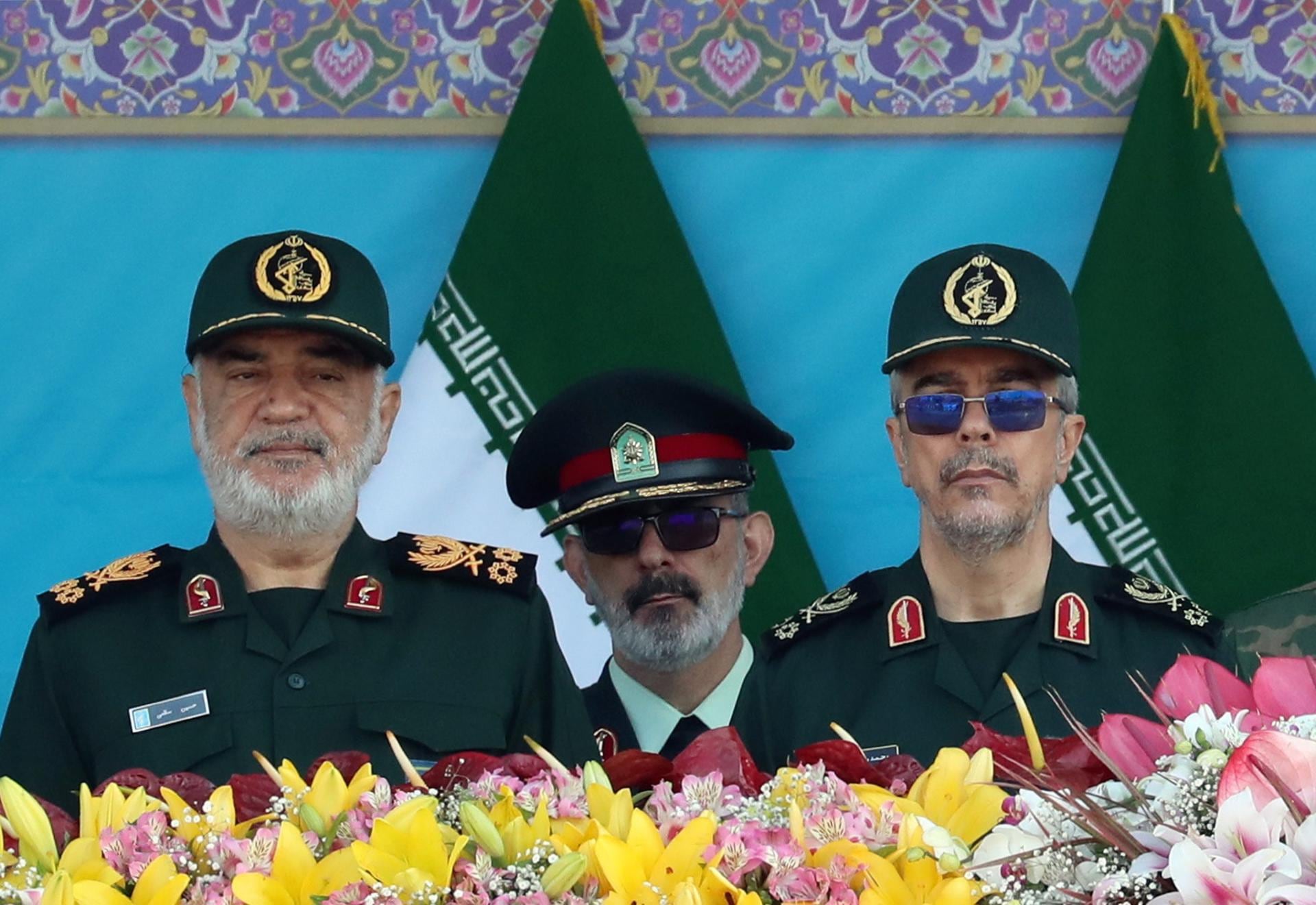 El comandante militar del Cuerpo de la Guardia Revolucionaria Islámica, general Mohammad Bagheri (d), y el comandante en jefe islámico iraní del Cuerpo de la Guardia Revolucionaria (CGRI), general Hossein Salami (i), ambos asesinados por Israel. (EFE/EPA/ABEDIN TAHERKENAREH).