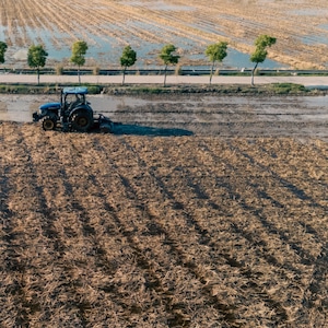 Un tractor ara un campo de arroz en Hangzhou, Zhejiang. (Foto: Pexels)