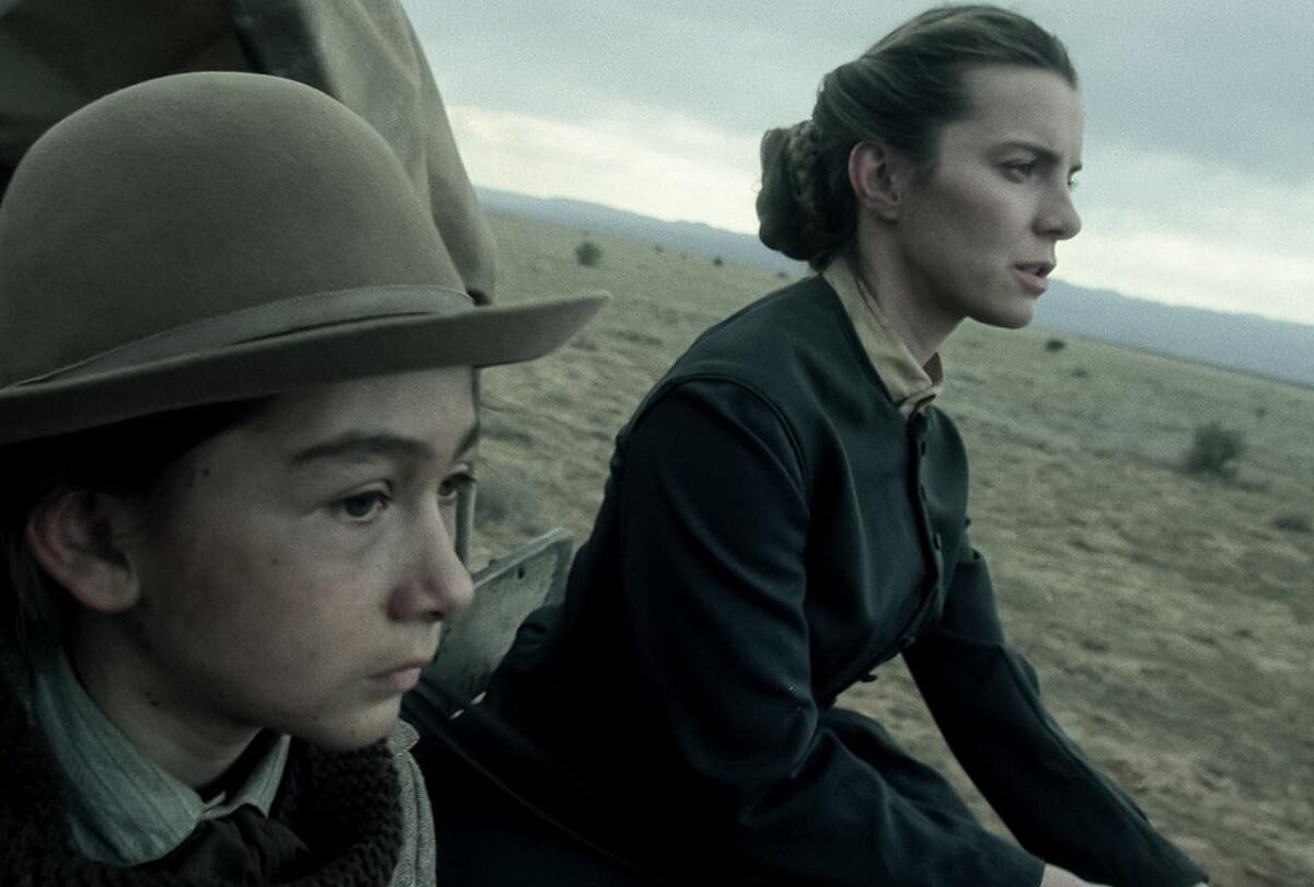 Devin Rowell (Preston Mota) junto a su madre Sara Rowell (Betty Gilpin) en la miniserie western "American Primeval" (Foto: Netflix)