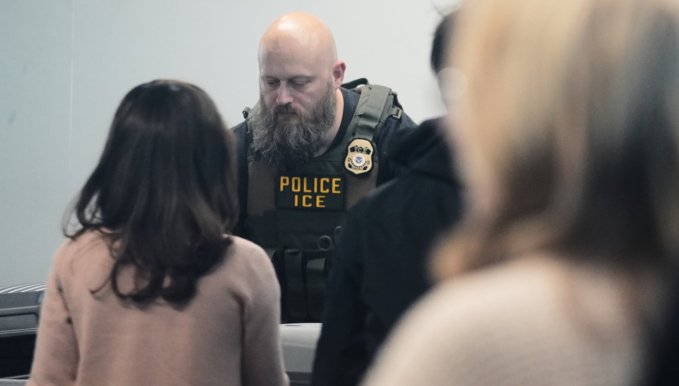 Un agente de ICE ayudando en el aeropuerto de Chicago (Foto: AP)
