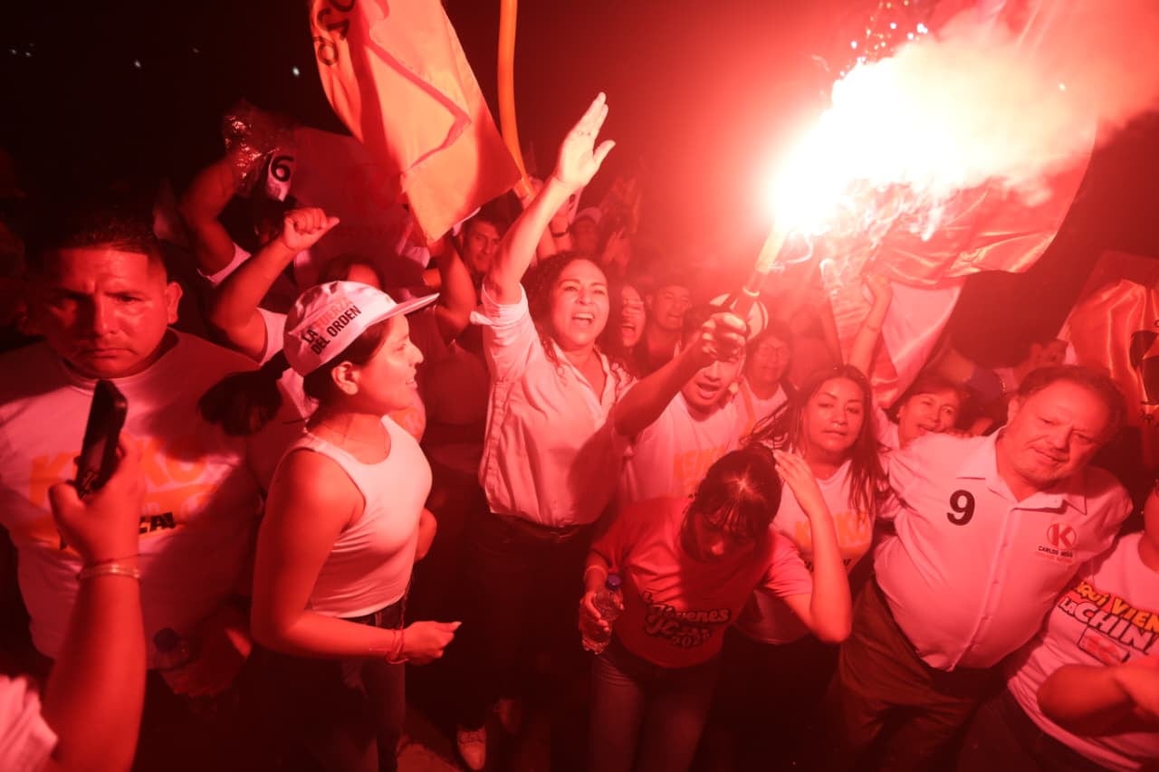 Simpatizantes de los partidos políticos participantes del debate presidencial de hoy llegan los exteriores del CCL.
Fotos: Julio Reaño/@photo.gec