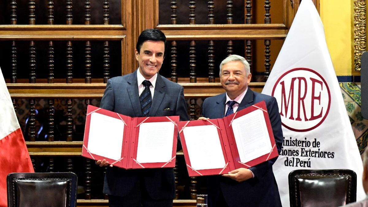 El canciller Carlos Espá encabezó en el Palacio de Torre Tagle la ceremonia de entrega de 342 bienes culturales recuperados. Entre las piezas repatriadas destacan la pintura “El tránsito de San José” y el manuscrito “El Arte Antiguo Peruano”. Foto: Cancillería.