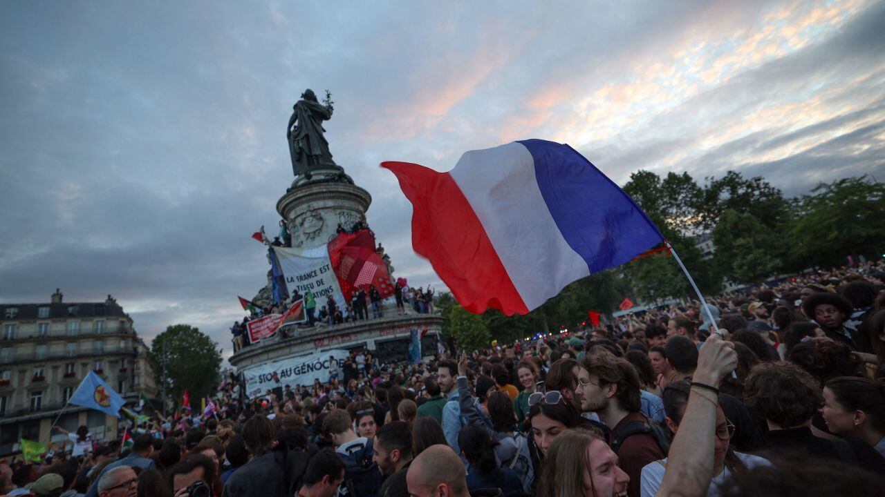 Una persona ondea una bandera francesa durante un mitin en la Place de la République. (Crédito: Emmanuel Dunand/AFP/Getty Images)