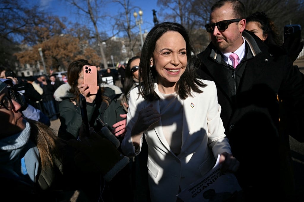 La líder opositora venezolana, María Corina Machado, saluda a sus simpatizantes frente a la Casa Blanca tras reunirse con el presidente estadounidense Donald Trump en Washington, D.C., el 15 de enero de 2026. (Foto de Brendan SMIALOWSKI / AFP)