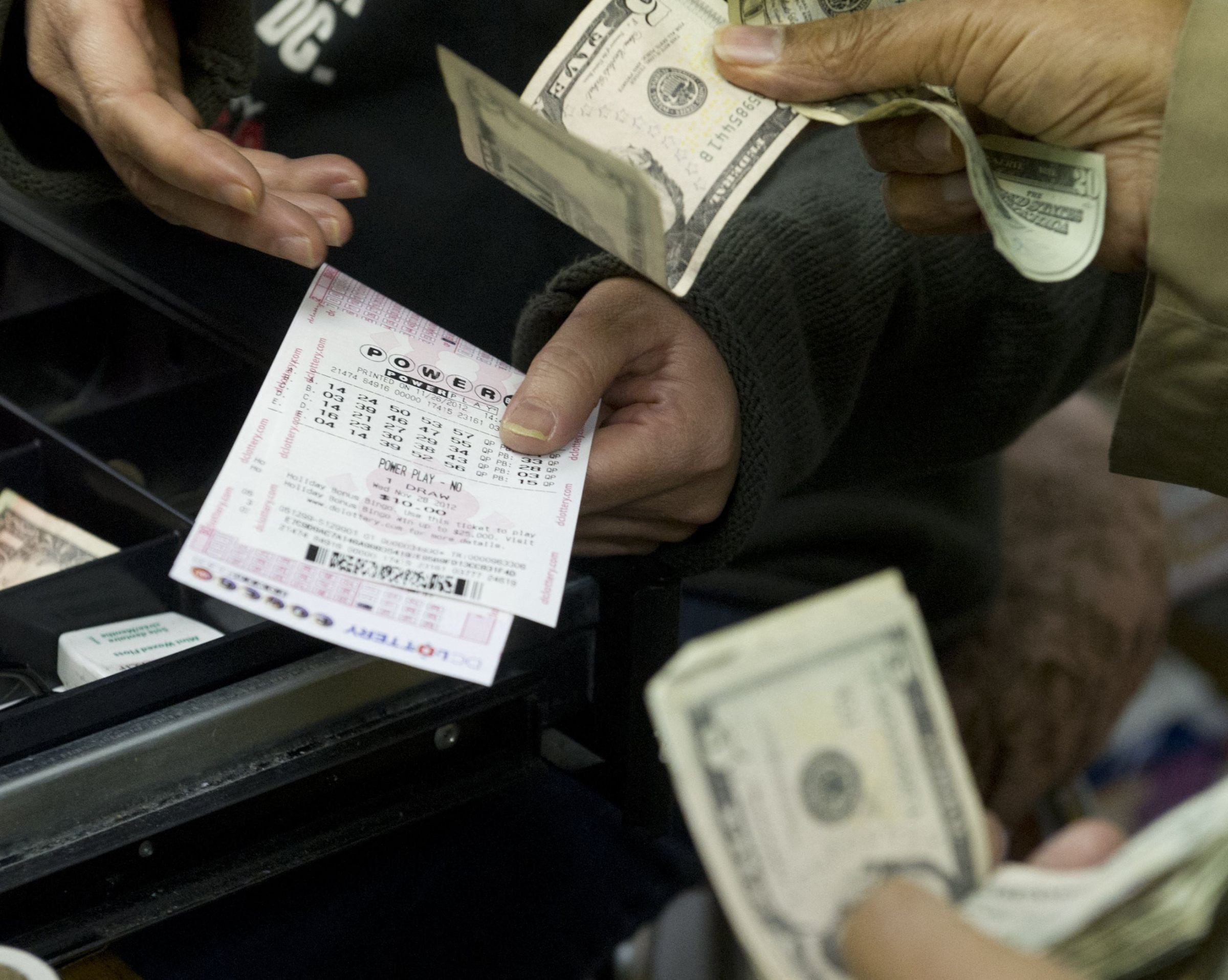 Por lo general, los participantes del Powerball pueden reclamar un premio de hasta $600 en cualquier lotería autorizada de la jurisdicción donde compraron el boleto. (Foto: Saul LOEB / AFP)