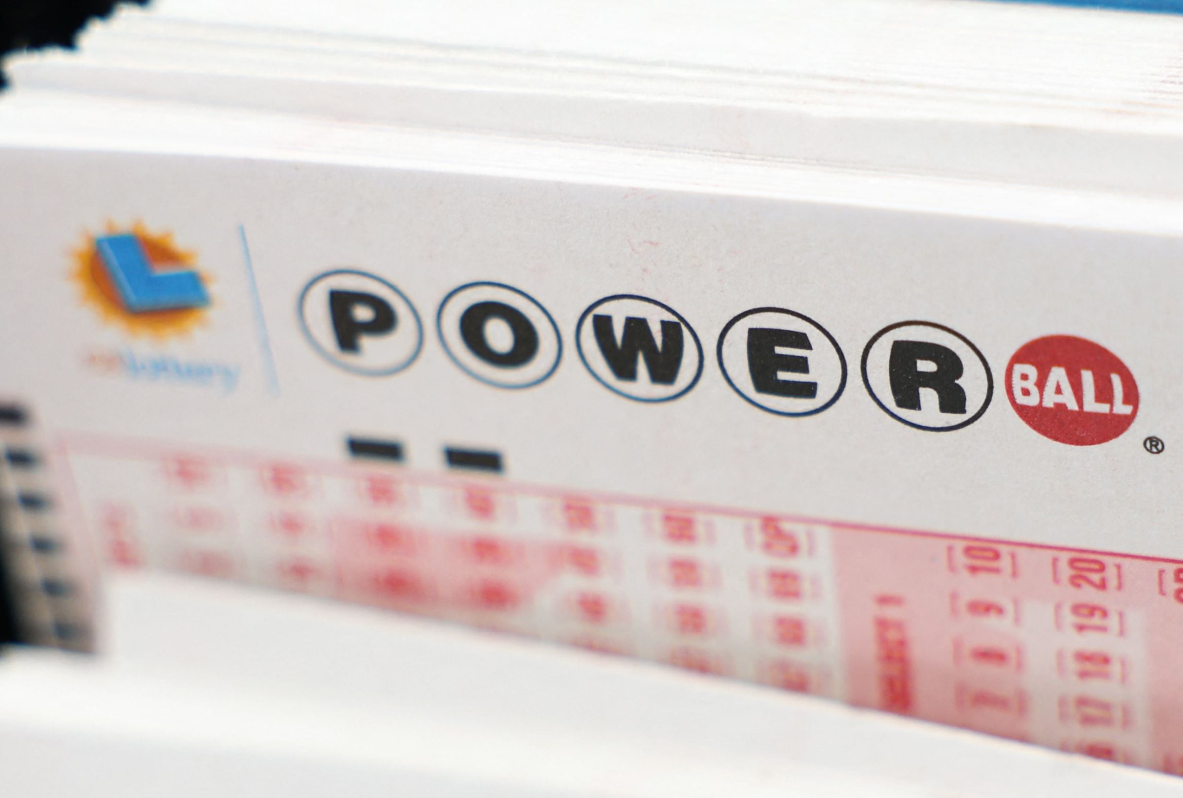 Revisa esta nota para conocer los números ganadores del Powerball en el sorteo del 20/12/2025 y averiguar si el premio mayor ya tiene dueño. (Foto: Patrick T. Fallon / AFP)