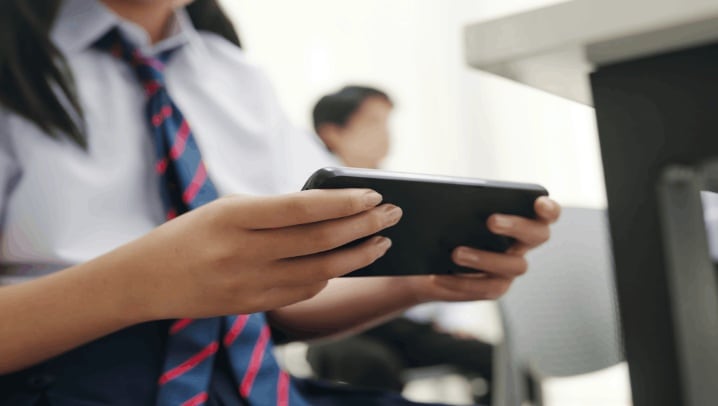 El objetivo de restringir el uso de celulares en los colegios es evitar distracciones en clase y buscar una sana convivencia entre escolares. Foto: Minedu.