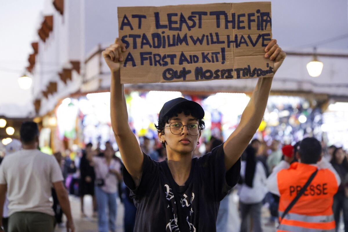 Un manifestante muestra una pancarta durante una manifestación liderada por jóvenes en una zona de mercado en Rabat el 29 de septiembre de 2025, pidiendo reformas en los sectores de salud pública y educación. (Foto de Abdel Majid BZIOUAT / AFP)