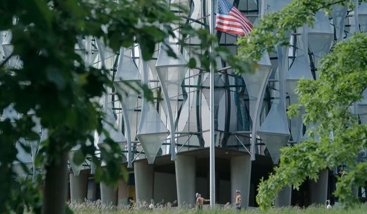 Los exteriores de la Embajada de los Estados Unidos en Londres (Foto: Netflix)