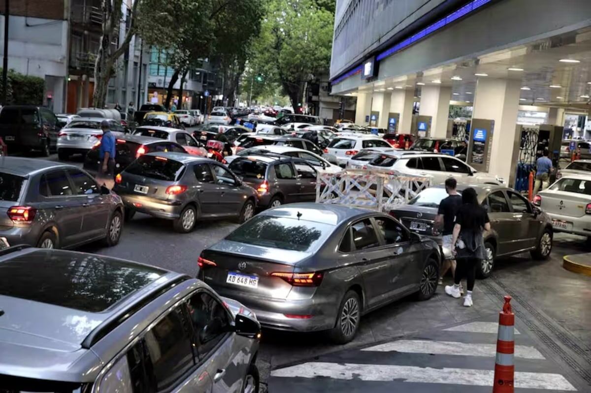 A un 25 % en promedio subieron las petroleras argentinas los precios de los combustibles, cerca al día de que asuma como presidente Javier Milei. (Foto: La Nación - GDA)