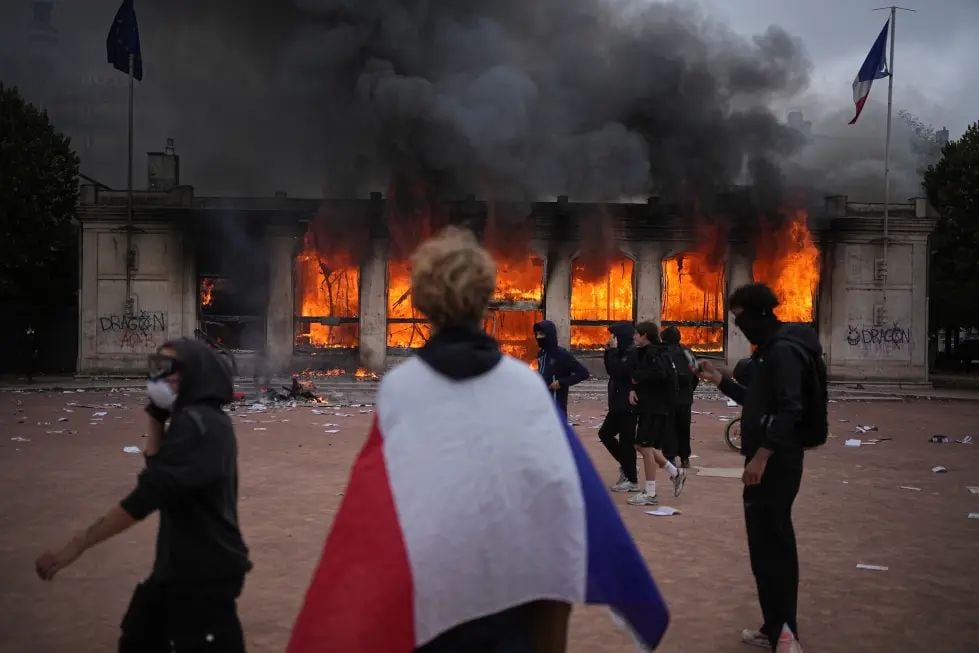 De Francia a Albania, el malestar social enciende las calles de Europa