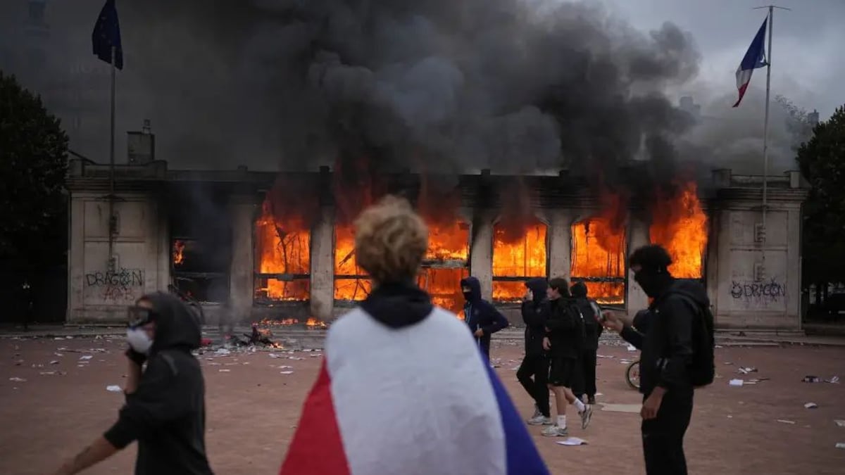 De Francia a Albania, el malestar social enciende las calles de Europa