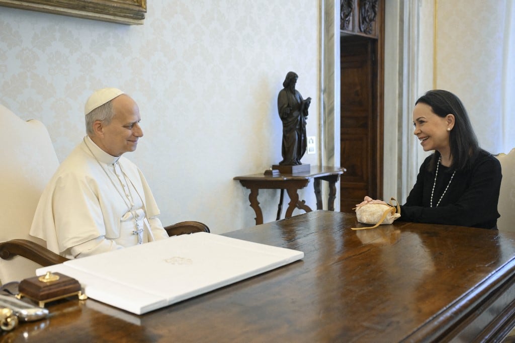Esta foto, tomada y difundida por Vatican Media, la oficina de prensa del Vaticano, el 12 de enero de 2026, muestra al papa León XIV durante una audiencia privada con la venezolana María Corina Machado, premio Nobel de la Paz, en el Vaticano. (Foto: VATICAN MEDIA / AFP)