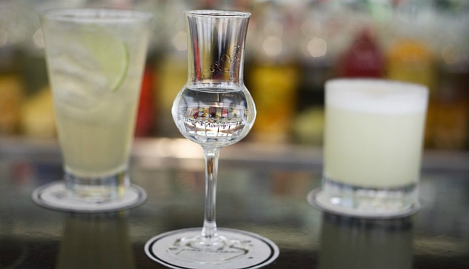 Nuestra cocina dejó hace muchos años de ser una simple colección de recetas. Hoy representa una forma de contar quiénes somos.
Pero existe un protagonista que muchas veces permanece en silencio: las bebidas. (USI)