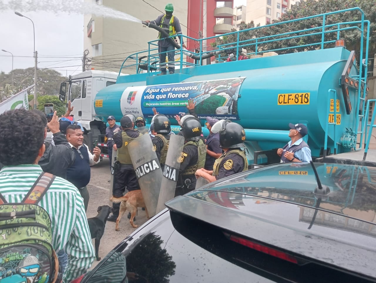 Municipalidad de Jesús María empleó camiones cisterna para desplazar a manifestantes frente al JNE. Foto: teleSUR TV