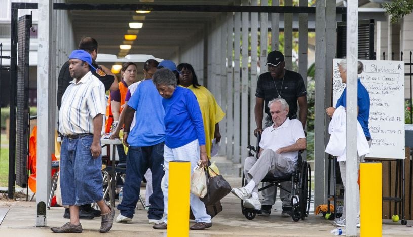 Personas en un refugio Florida (Foto: AFP)