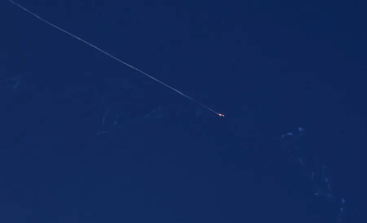 Tres cazas F-15E de EE.UU. fueron derribados por error por defensas de Kuwait durante un operativo contra Irán; las seis tripulaciones lograron eyectarse y están estables, según el Comando Central estadounidense. Foto: EFE.